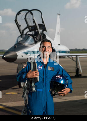 NASA-Astronaut Kandidat Raja Chari vor einem T-38 Trainer Flugzeuge auf Ellington Feld am Johnson Space Center Juni 6, 2017 in Houston, Texas. Chari ist ein US-amerikanischer Kampfpilot und der NASA-Astronaut Kandidat der Klasse von 2017. Stockfoto