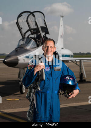 NASA-Astronaut Kandidat Bob Hines vor einem T-38 Trainer Flugzeuge auf Ellington Feld am Johnson Space Center Juni 6, 2017 in Houston, Texas. Hines ist ein US-amerikanischer Kampfpilot und der NASA-Astronaut Kandidat der Klasse von 2017. Stockfoto