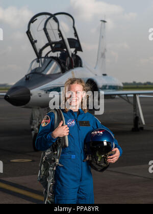 NASA-Astronaut Kandidat Zena Cardman vor einem T-38 Trainer Flugzeuge auf Ellington Feld am Johnson Space Center Juni 6, 2017 in Houston, Texas. Carman ist ein US-amerikanischer Meeresbiologe und ein NASA-Astronaut Kandidat der Klasse von 2017. Stockfoto