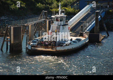 Kleine Fähre transportiert Passagiere und Autos über die kleine Ausdehnung von Wasser, das trennt die Stadt von Ketchikan, Alaska, von seinem Flughafen. Stockfoto