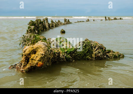 Reste von einem Schiffswrack aus dem Zweiten Weltkrieg Schiff an einem Strand im Norden Frankreichs Stockfoto