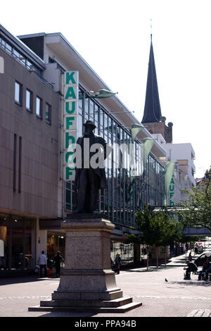 Neunkirchen, Deutschland - September 01, 2018: Die Skulptur und Denkmal der Baron von Stumm im Zentrum der Stadt und die Einkaufsstraße am 01 September, 2018 Stockfoto