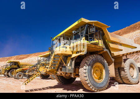 Große gelbe Kipper bis auf den Boden des Tagebau geparkt, Western Australia Stockfoto