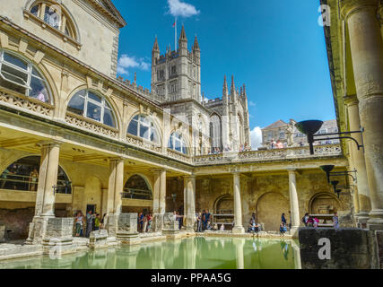 Die große Badewanne unterhalb der Terrasse des Römischen Bäder und Bath Abbey überragt die Bäder, Badewanne, Somerset, England, UK. Stockfoto