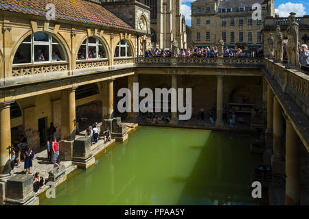 Besucher erkunden die Terrasse und großer Badewanne der Römischen Bäder, in der historischen Stadt Bath, Somerset, England, UK. Stockfoto