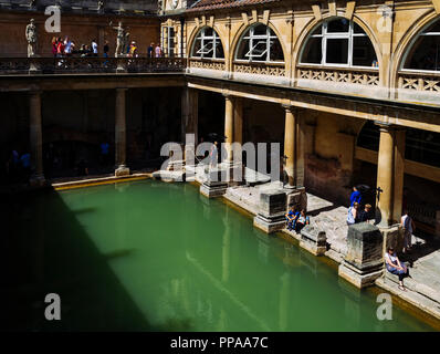 Blick von der Terrasse auf die große Badewanne der Römischen Bäder, in der historischen Stadt Bath, Somerset, England, UK. Stockfoto