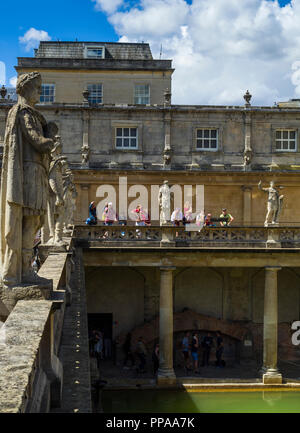 Viktorianische Statuen römischer Kaiser und Statthalter auf der Terrasse mit Blick auf die große Badewanne der Römischen Bäder, Badewanne, Somerset, England, Großbritannien Stockfoto