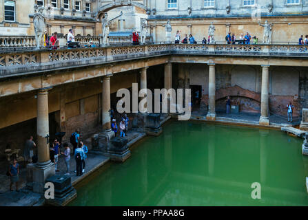 Besucher erkunden die Terrasse und großer Badewanne der Römischen Bäder, in der historischen Stadt Bath, Somerset, England, UK. Stockfoto