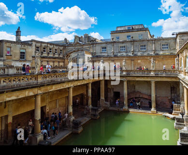 Die Terrasse und der große Badewanne der Römischen Bäder, in der historischen Stadt Bath, Somerset, England, UK. Stockfoto