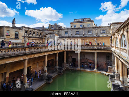 Die Terrasse und der große Badewanne der Römischen Bäder, in der historischen Stadt Bath, Somerset, England, UK. Stockfoto