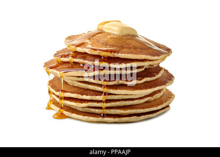 Stapel Pancakes mit Butter und eine fließende Ahornsirup auf Weiß Stockfoto