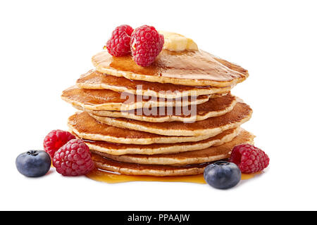 Stapel Pancakes mit Ahornsirup und frische Beeren auf Weiß Stockfoto