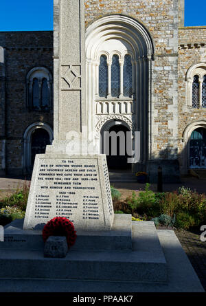 Kriegerdenkmal vor der St. Paul's Kirche, Honiton, Devon, England Großbritannien Stockfoto