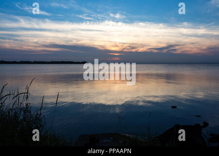 Weiches Licht bei Sonnenuntergang über Lough Neagh, N. Irland. Stockfoto