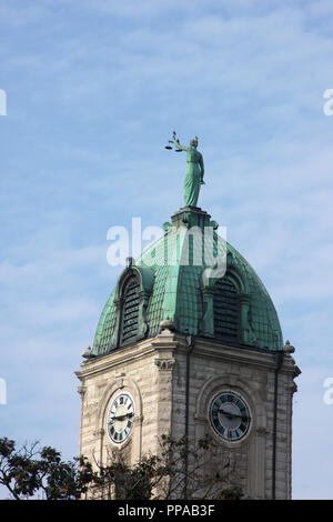 Statue von Lady Justice auf dem Rockingham County Courthouse in Harrisonburg, VA, USA Stockfoto