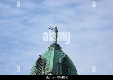 Statue von Lady Justice auf dem Rockingham County Courthouse in Harrisonburg, VA, USA Stockfoto