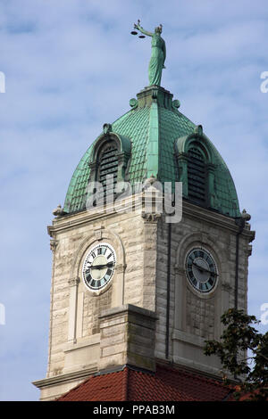 Statue von Dame Justiz auf Rockingham County Courthouse in Harrisonburg, Virginia Stockfoto
