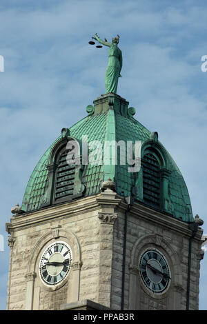 Statue von Dame Justiz auf Rockingham County Courthouse in Harrisonburg, Virginia Stockfoto