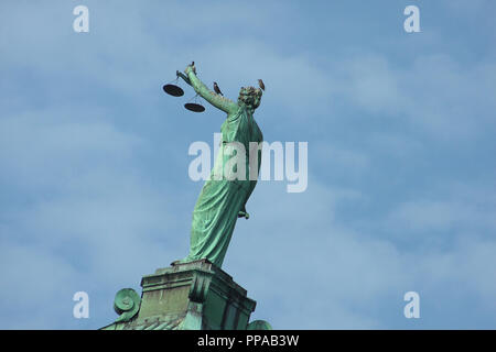 Statue von Dame Justiz auf Rockingham County Courthouse in Harrisonburg, Virginia Stockfoto