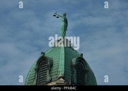 Statue von Dame Justiz auf Rockingham County Courthouse in Harrisonburg, Virginia Stockfoto