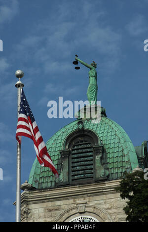 Statue von Lady Justice auf dem Rockingham County Courthouse in Harrisonburg, VA, USA Stockfoto