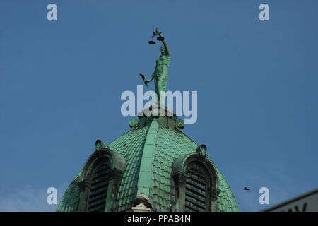 Statue von Dame Justiz auf Rockingham County Courthouse in Harrisonburg, Virginia Stockfoto