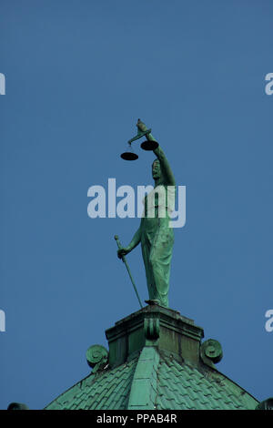 Statue von Dame Justiz auf Rockingham County Courthouse in Harrisonburg, Virginia Stockfoto