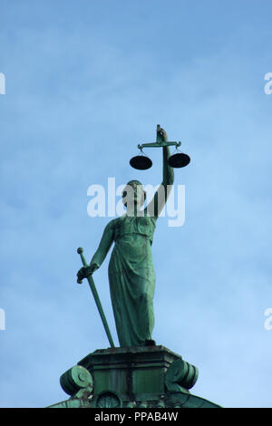 Statue von Lady Justice auf dem Rockingham County Courthouse in Harrisonburg, VA, USA Stockfoto
