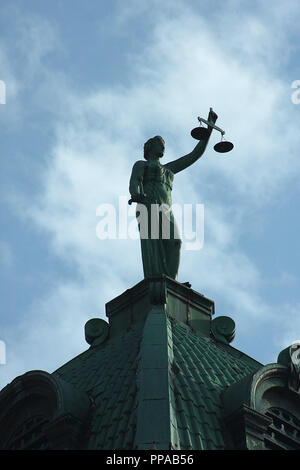 Statue von Dame Justiz auf Rockingham County Courthouse in Harrisonburg, Virginia Stockfoto