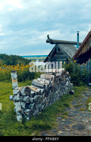 Eine Nahaufnahme einer Hütte von Protokollen am Ufer des Flusses Stockfoto