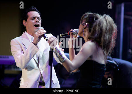 Jennifer Lopez und Marc Anthony ausführen, im Konzert während der Viva Romanze in der American Airlines Arena in Miami, am 3. Februar 2006. Stockfoto