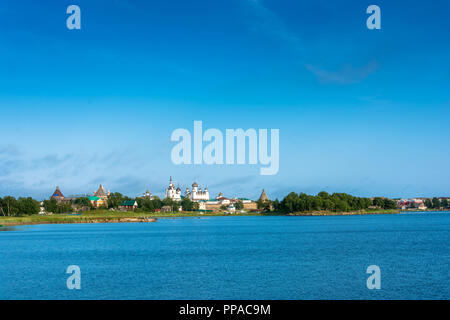 Blick auf die solovetsky Spaso-Preobrazhensky Kloster vom Weißen Meer, Archangelsker oblast, Russland. Stockfoto