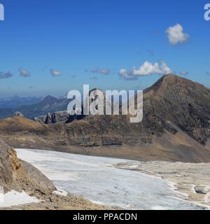 Tsanfleuron Gletscher und entfernten Blick auf Mount Lauenenhorn. Glacier 3000, Schweiz. Stockfoto