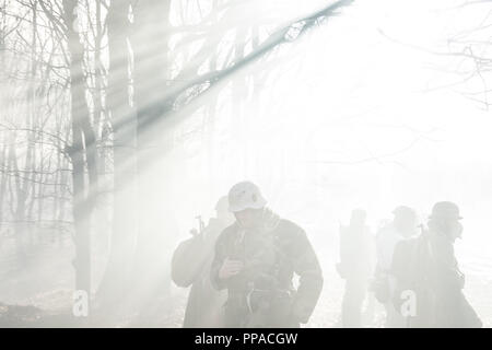 Rogachev, Belarus - Februar 25, 2017: Re-enactors gekleidet, wie Deutsche Wehrmacht Infanterie Soldat im Zweiten Weltkrieg In dramatischer Hintergrundbeleuchtung durch Ständigen Stockfoto