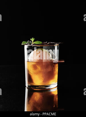 Mixologen köstlicher verführerischer Cocktail auf dunklem Hintergrund Stockfoto