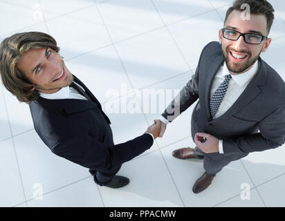 Unternehmerin und Unternehmer die Hände schütteln im Büro, Stockfoto