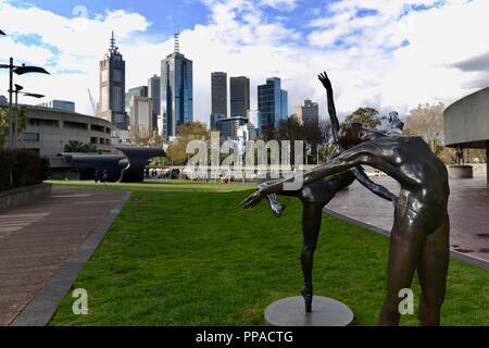 Messing Skulpturen im Staatstheater mit Blick auf Melbourne, Melbourne, VIC, Australien Stockfoto