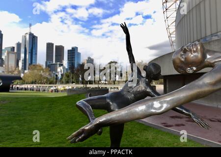 Messing Skulpturen im Staatstheater mit Blick auf Melbourne, Melbourne, VIC, Australien Stockfoto