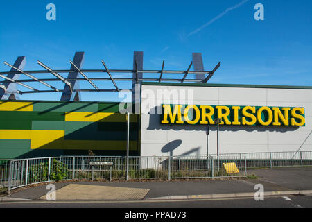Westgate Retail and Leisure Park, Aldershot, Hampshire, Großbritannien – außerhalb des Morrisons Supermarkts Stockfoto