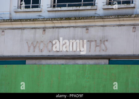 Leer nach unten Verbrettert Woolworths Laden geschlossen, Großbritannien Stockfoto