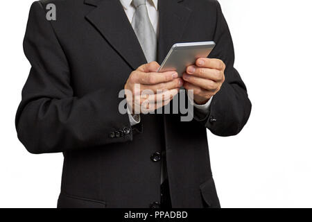 Nahaufnahme der Mann im schwarzen Anzug mit Smartphone. Stockfoto