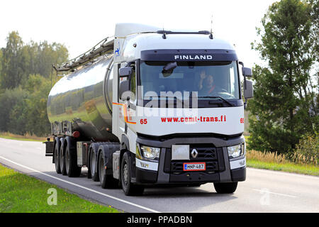 SALO, Finnland - 21 September 2018: Weiße Renault Trucks T semi Tanker Cemt-Trans bewegt sich entlang der Landstraße an einem Tag im Herbst im Süden Finnlands. Stockfoto