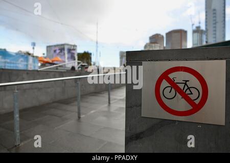 Kein Fahrrad fahren neben einem Pfad, Melbourne, VIC, Australien Stockfoto