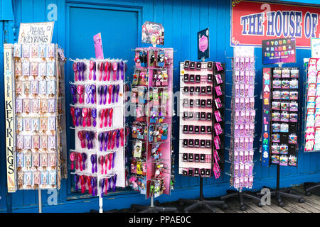 Urlaub Souvenirs aus dem Pier in Llandudno Wales UK Stockfoto