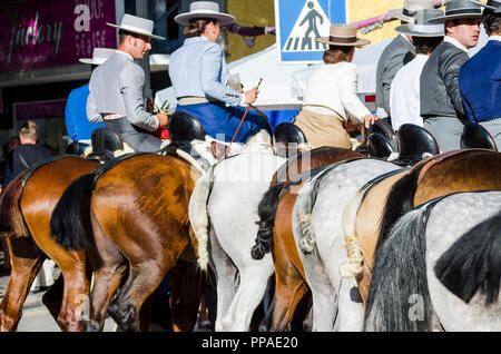 Pferde und Reiter aufgereiht an der Bar, während der jährlichen Pferd Tag. Fuengirola, Andalusien, Spanien. Stockfoto