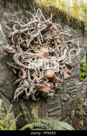 Swp, Singapur, Singapur, 23.02.2017, Singapur Gärten durch die Bucht, Cloud Forest Dome Holzskulptur mit menschlichem Gesicht verwobene Tiergesichter Stockfoto