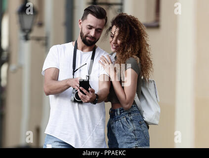 Paar glücklich lächelnde Touristen, um die Stadt zu Fuß zu erkunden Stockfoto