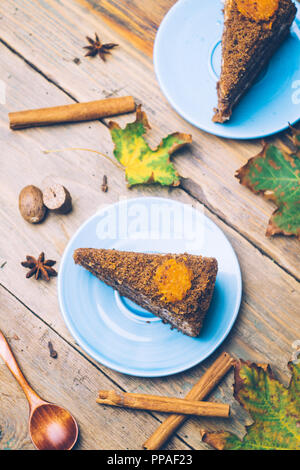 Karottenkuchen (hausgemachte Desserts) Cinnamon Sticks whith und mit Gewürzen auf hölzernen Hintergrund eingerichtet. Stockfoto