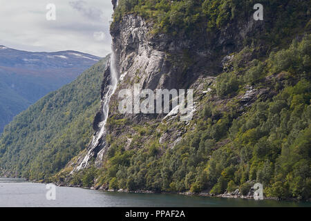 Sieben Schwestern Wasserfall in Geiranger Fjord, Møre og Romsdal, Norwegen. Stockfoto