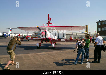 Sarah Tanner, wingwalker mit Aerosuperbatics wingwalking Teams auf Guinot Sponsoren Boeing Stearman Ebene Förderung der Southend Airshow. Medien, Presse Stockfoto